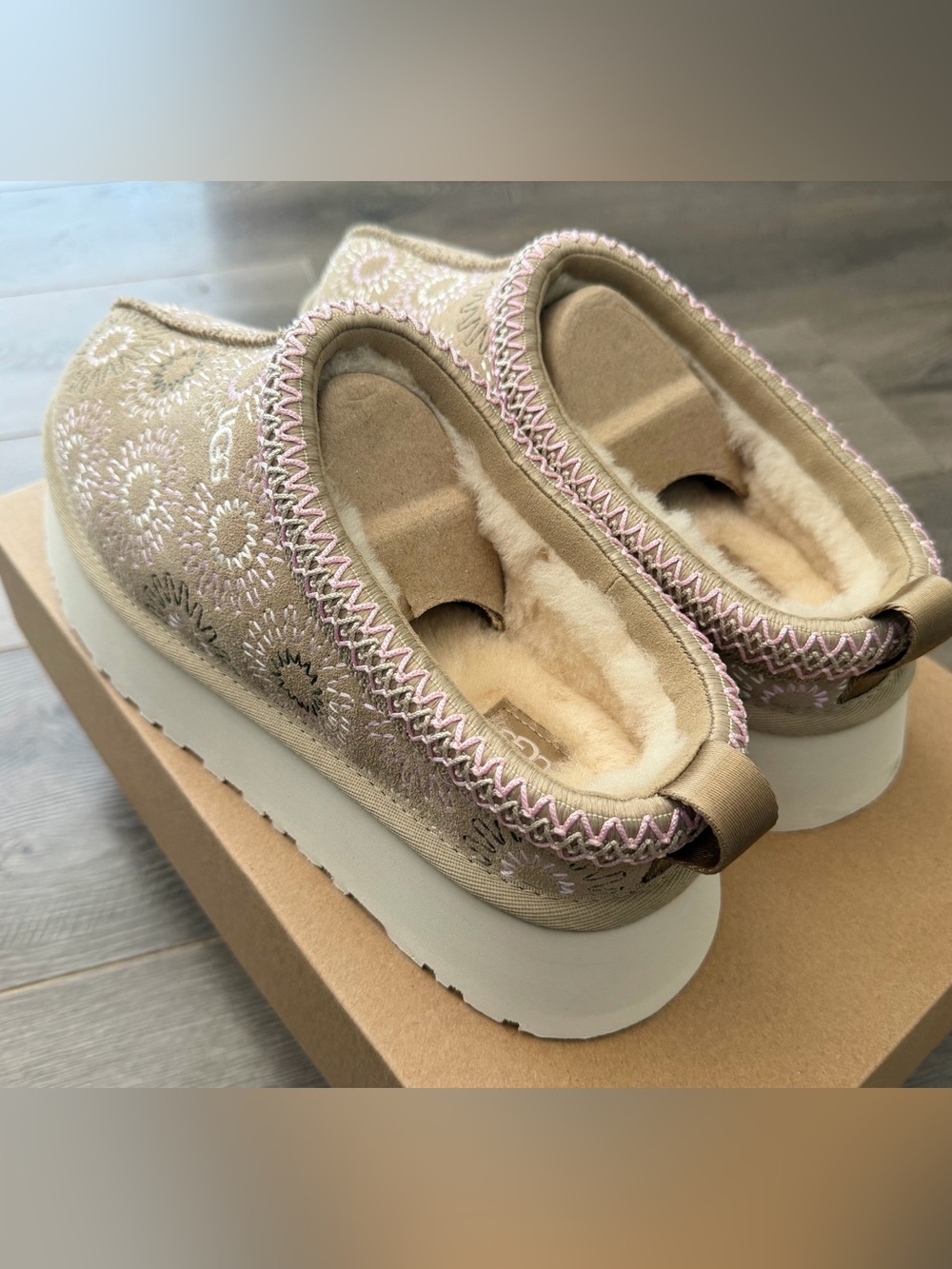 UGG Tazz Sun Stitch Mustard Seed Slippers size 10 - Picture 3 of 11